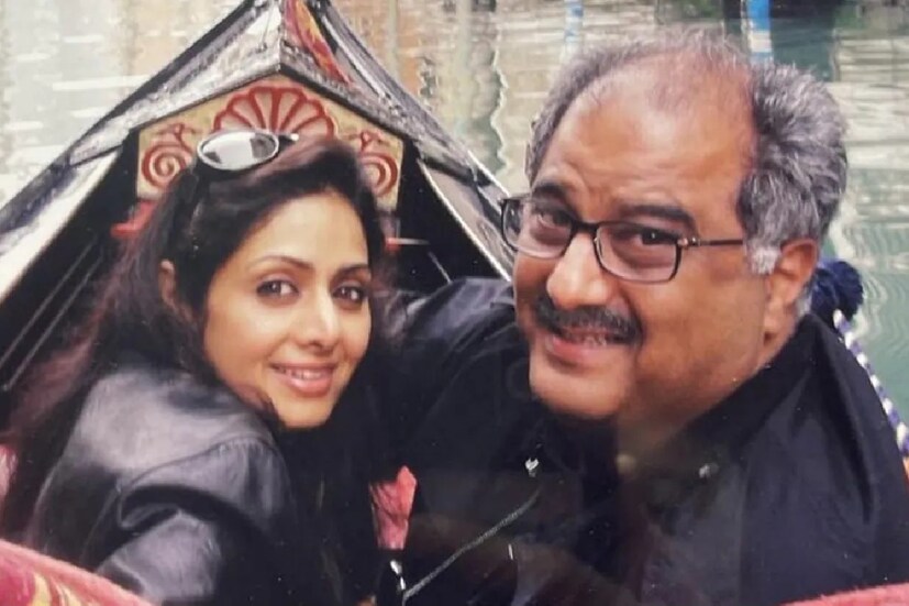 বলি প্রযোজক বনি কাপুরের প্রথম স্ত্রীয়ের নাম ছিল মোনা কাপুর৷ বনি ও মোনার সম্পর্ক ভালই ছিল৷ আর মোনা ও শ্রীদেবীর সম্পর্ক ভালই ছিল৷ তাঁদের ছিল গলায় গলায় সম্পর্ক৷ এমনকী, শ্রীদেবী থাকতেন বনির বাড়িতেই৷ 