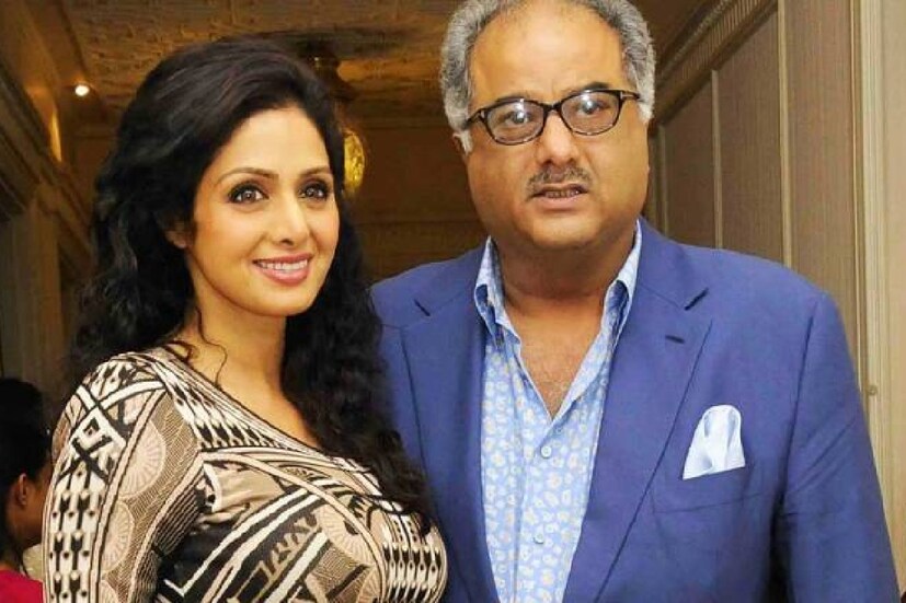 মোনা আর বনির পরিবারে দীর্ঘসময় থাকতেন শ্রীদেবী৷ সেই সময় ভাই-বোনের মতো সম্পর্ক ছিল বনি কাপুর ও শ্রীদেবীর৷ সেই সময় বনিকে ভাই হিসাবে রাখিও বেঁধেছিলেন শ্রীদেবী৷ কিন্তু তারপরেই ঘটে গেল এক মারাত্মক ঘটনা৷ 