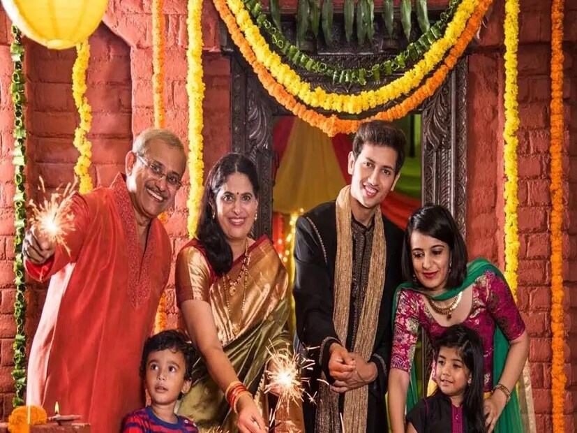 জ্যোতিষশাস্ত্র মতে, বৃষ রাশির উচিত নীল রং বেছে নেওয়া। বাড়তি ঝকমকে ব্যাপার ছাড়াই ভাল দেখাবে এই পোশাকে।