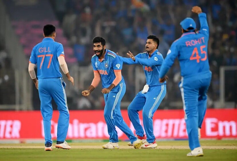 দলে জায়গা তৈরি করার জন্য বেগ পেতে হতে পারে শ্রেয়স আইয়ারকে: বিশ্বকাপ ২০২৩-এ শ্রেয়স আইয়ারের দুর্ধর্ষ পারফরম্যান্সের সাক্ষী থেকেছে গোটা দেশ। হাঁকিয়েছেন দুটি সেঞ্চুরিও। কিন্তু তা সত্ত্বেও টি২০ ওয়ার্ল্ড কাপের জন্য মিডল অর্ডারে জায়গা তৈরি করা শ্রেয়সের পক্ষে বেশ মুশকিল হবে। এখানে জায়গা করতে গেলে তিলক ভার্মা এবং সঞ্জু স্যামসনকে জোর টক্কর দিতে হতে পারে শ্রেয়সকে। আবার ফাস্ট বোলার হিসেবে নিশ্চিত ভাবে দলে জায়গা পাবেন জসপ্রীত বুমরাহ। Photo: AP