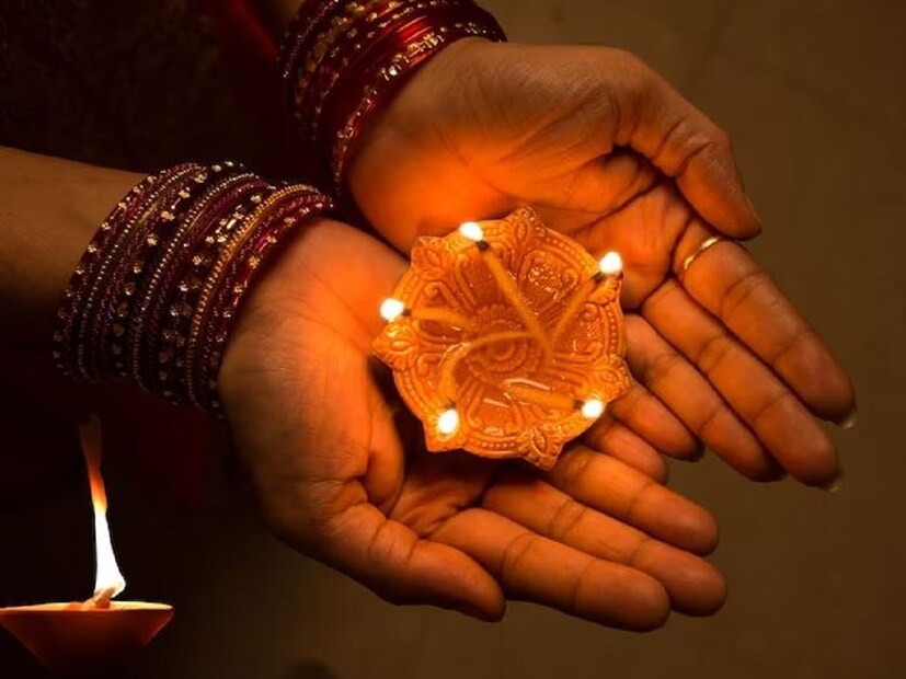 প্রদীপ জ্বালানো: দেব দীপাবলির দিন একটি আটার প্রদীপ জ্বালানো রীতি রয়েছে যাকে অত্যন্ত শুভ বলে মনে করা হয়। এই দিনে আটার প্রদীপ তৈরি করে তাতে ঘি ও ৭টি লবঙ্গ দিয়ে জ্বালান। বিশ্বাস অনুসারে, এটি করলে ঘর থেকে দারিদ্র্য দূর হয়।