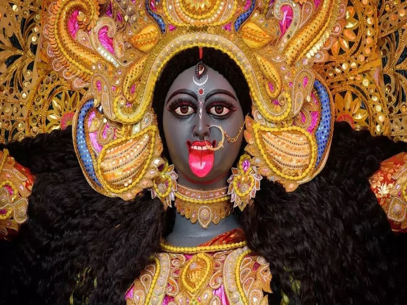 কালী পুজোয় অনেকেই উপবাস থেকে মায়ের পুজো করেন। কালী পুজোর অঞ্জলি রাতের দিকেই হয় তাই বেশ অনেকটা সময় না খেয়ে থাকতে হয়। অনেকে আবার নির্জলা উপোস করেন। কিন্তু উপোসের মধ্যেও শরীর যাতে ক্লান্ত না হয় সেই জন্য জেনে রাখুন সহজ কিছু টিপস! photo source collected