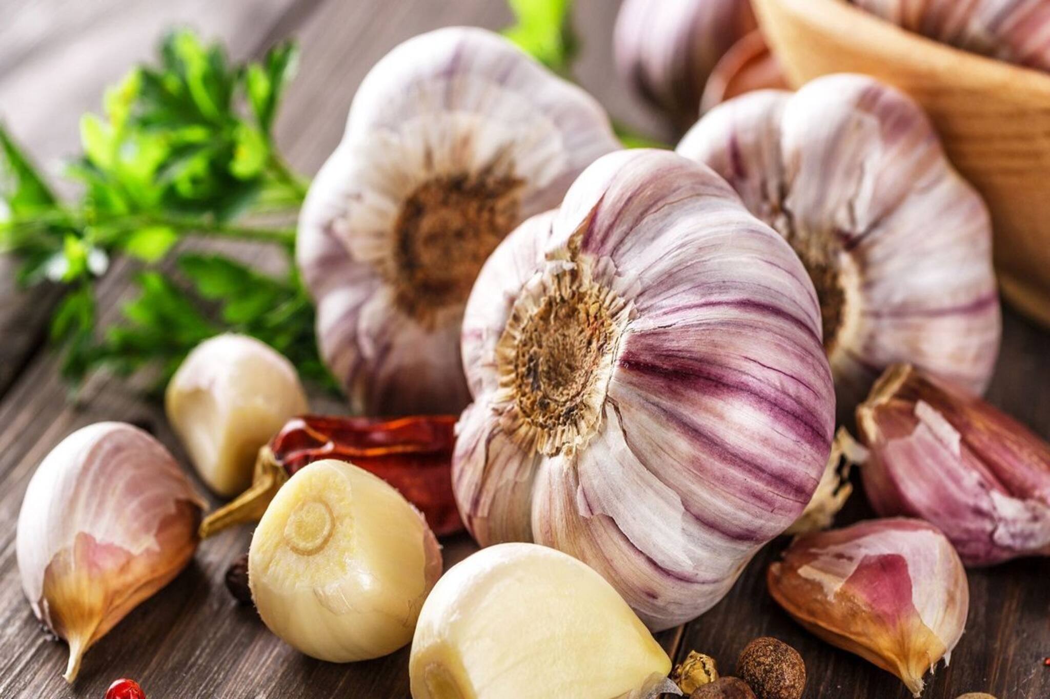 বালিশের তলে এক কোয়া রসুন রেখে ঘুমোতে যান! কি ঘটবে জানেন? চমকে যাবেন