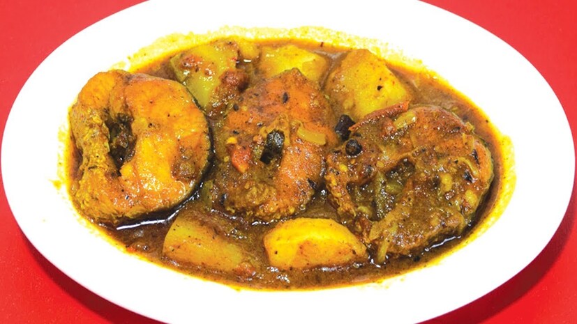 তাজা মাছের পাখনা খুব শক্ত থাকে এবং ফুলকা থাকে টকটকে লাল রংয়ের। যদি জিওল মাছ কেনেন তাহলে আগে এর পাত্রের জল কেমন সেটি লক্ষ্য করে দেখুন। যদি পরিষ্কার হয় তবেই কিনুন। আর উপরের মাছ না নিয়ে পাত্রের তলায় যে মাছ রয়েছে তা থেকে বেছে নিয়ে থলেতে ভরুন।