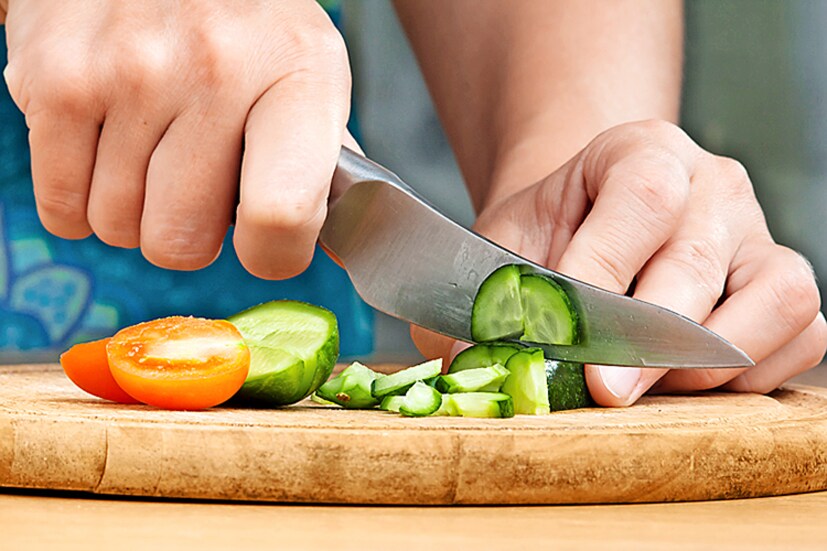 ১. রান্নাঘরে সবসময় ছুরি (knife) ব্যবহার করা হয়। এটি ছাড়া কোনো কাজ করা কঠিন হয়ে পড়ে। কিন্তু অনেক সময় ছুরির তীক্ষ্ণতা কমে যায়। প্রথমে একটি খবরের কাগজ নিন। তারপর সেটার উপরে অ্যালুমিনিয়াম ফয়েল রাখুন। এরপর একটি ছুরি রাখুন। এটি করার পরে, ছুরিতে ধীরে ধীরে অ্যালুমিনিয়াম ফয়েল ঘষুন। তারপর ছুরিটি পরিষ্কার করুন এবং ধুয়ে ফেলার পরে ব্যবহার করুন।