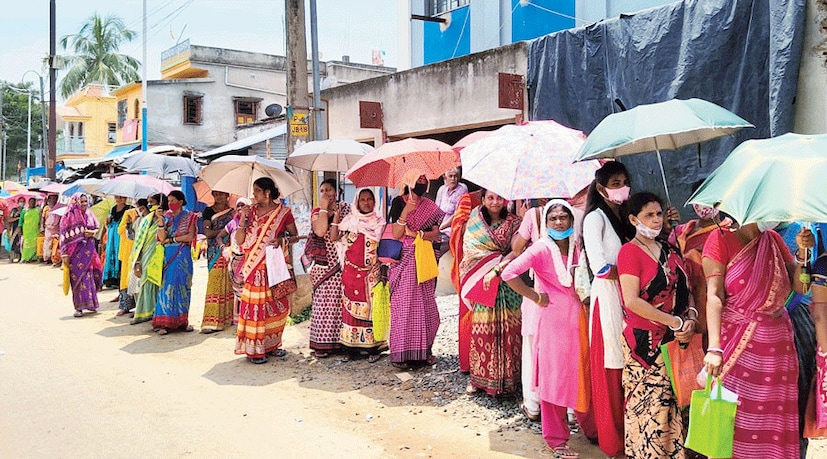 গ্রামাঞ্চলের মহিলারা স্থানীয় বিডিও অফিসে গিয়ে এই প্রকল্পের জন্য আবেদন করতে পারবেন। অপরদিকে পুরসভা এলাকার বাসিন্দাদের মহকুমাশাসকের অফিসে গিয়ে এই প্রকল্পের জন্য আবেদন করতে হবে।