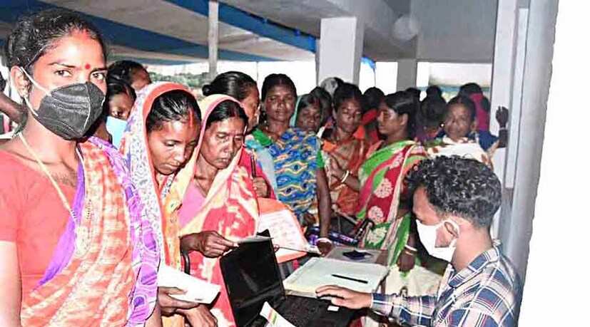 অন্যদিকে এই নতুন নিয়মে, কলকাতা পুরনিগমের অন্তর্গত বাসিন্দাদের কেএমসি অফিসে গিয়ে লক্ষ্মীর ভাণ্ডার প্রকল্পের জন্য আবেদন করতে হবে।