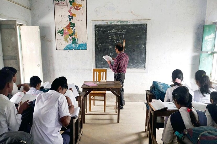 রাজ্য সরকারের পক্ষ থেকে স্কুলে স্কুলে প্রধান শিক্ষক নিয়োগের নির্দেশিকা জারি করা হল। ভোটের সূচি ঘোষণার আগেই নির্দেশিকা জারি করল রাজ্য সরকার। রাজ্যের সরকারি স্কুলগুলিতে প্রধান শিক্ষক - প্রধান শিক্ষিকা নিয়োগ করবে রাজ্য। (প্রতীকী ছবি)