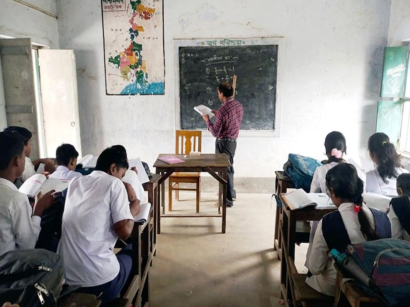 মাধ্যমিক পরীক্ষার আসল অর্থ হল, দুই শ্রেণীর মধ্যবর্তী। কারণ, মাধ্যমিককে ইংরেজিতে বলা হয় ইন্টারমিডিয়েট এক্সাম। তাই এর বাংলা তর্জমা মাধ্যমিক। 