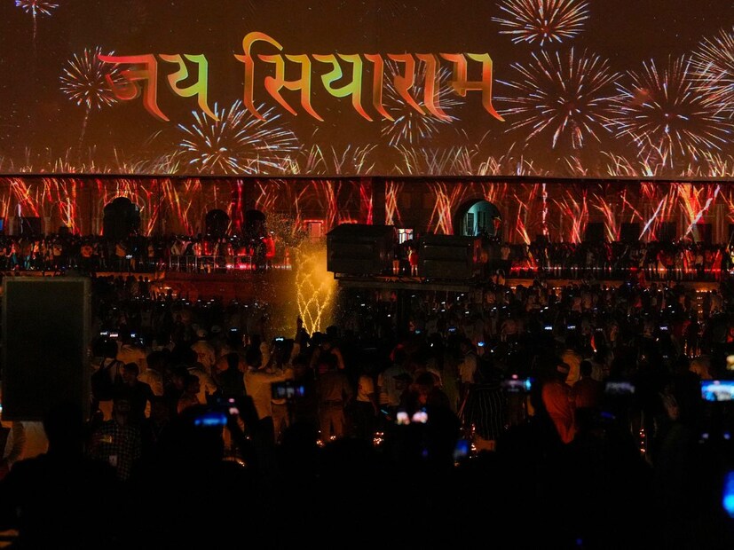 গিনেস বুক অফ ওয়ার্ল্ড রেকর্ডসের প্রতিনিধিরা ড্রোন উড়িয়ে মাটির প্রদীপ গোনার পর বিশ্বরেকর্ডের মর্যাদা দেন। তখনই অযোধ্যাজুড়ে 'জয় শ্রী রাম' স্লোগান ওঠে।
