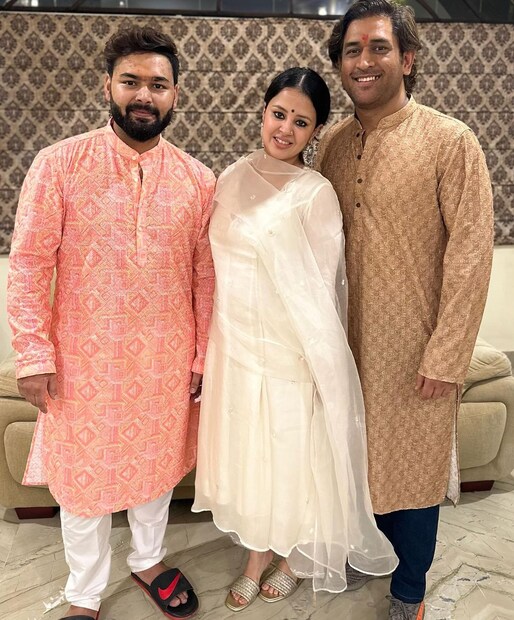 ধোনিদের দিওয়ালি সেলিব্রেশনে এসেছিলেন ঋষভ পন্থ। গত বছরই দুর্ঘটনার শিকার হয়েছিলেন তিনি। 