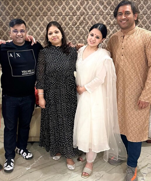 বিস্কুট রঙা পাঞ্জাবি পরেছিলেন ধোনি। সাক্ষী সেজেছিলেন সাজা কুর্তা পাজামায়। 