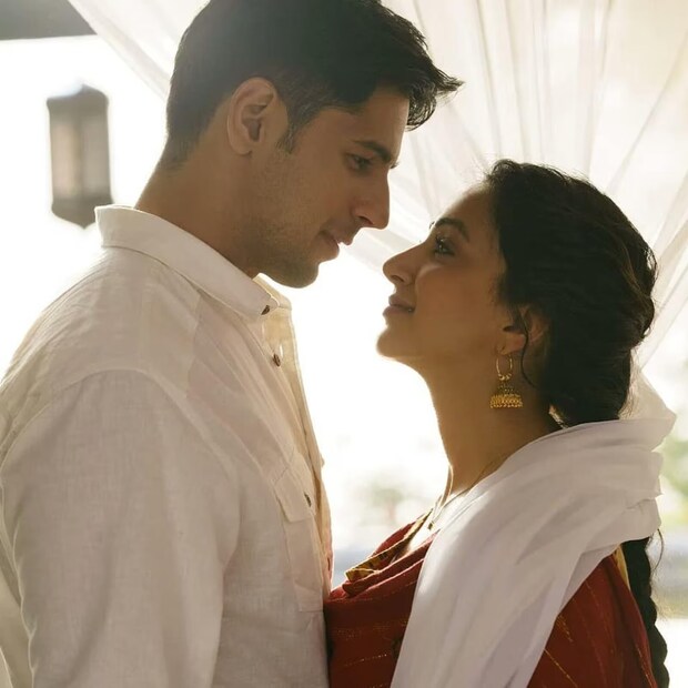 একসঙ্গে কাজ করতে গিয়ে সিদ্ধার্থ-কিয়ারার আলাপ। আলাপ থেকে বন্ধুত্ব। বন্ধুত্ব থেকে প্রেম। চলতি বছরের ফেব্রুয়ারিতে সাতপাক ঘোরেন তাঁরা।