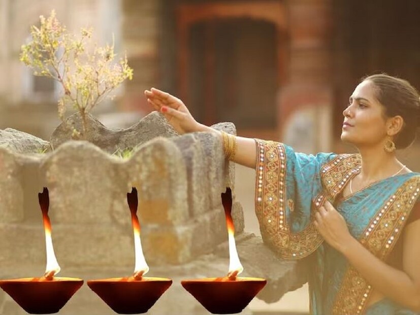 তুলসীর পুজো: তুলসী গাছ অত্যন্ত পবিত্র বলে বিচার করা হয়৷ দেব দীপাবলির দিন তুলসী গাছের পুজো করা শুভ বলে মনে করা হয়। এটা বিশ্বাস করা হয় যে তুলসী, ভগবান বিষ্ণুর প্রিয় এবং তুলসীকে দেবী লক্ষ্মীর একটি রূপ হিসাবে বিবেচনা করা হয়। তাই তুলসী পুজো করলে ঘরে অর্থের অভাব হয় না। এ ছাড়া ব্যবসা ও চাকরিতেও অগ্রগতি হয়।