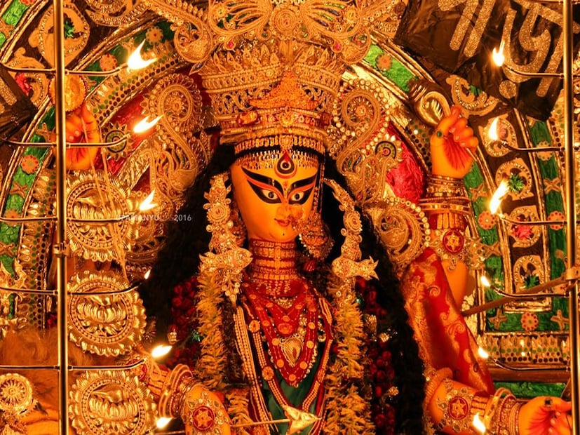 জগদ্ধাত্রী পুজোর মধ্যে নবমীর দিনকে সবচেয়ে গুরুত্বপূর্ণ বলে মনে করা হয়। তাই নবমীর দিন কোনও জগদ্ধাত্রী মন্দিরে বা পুজো মণ্ডপে গিয়ে পুজো দিন। দেবীর থানে বা পুজোর জায়গায় নতুন বস্ত্র দিতে পারলে ভাল হয়। 