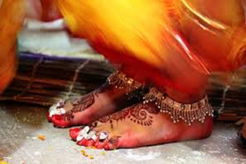এরই মধ্যে সোশ্যাল মিডিয়ায় তোলপাড় বাঙালি কন্যা ট্রাভিস হেডের নামে সিঁথিতে সিঁদুর পরেছেন ৷ যা দেখে রীতিমত চমকে গিয়েছেন সবাই ৷ প্রতীকী ছবি ৷