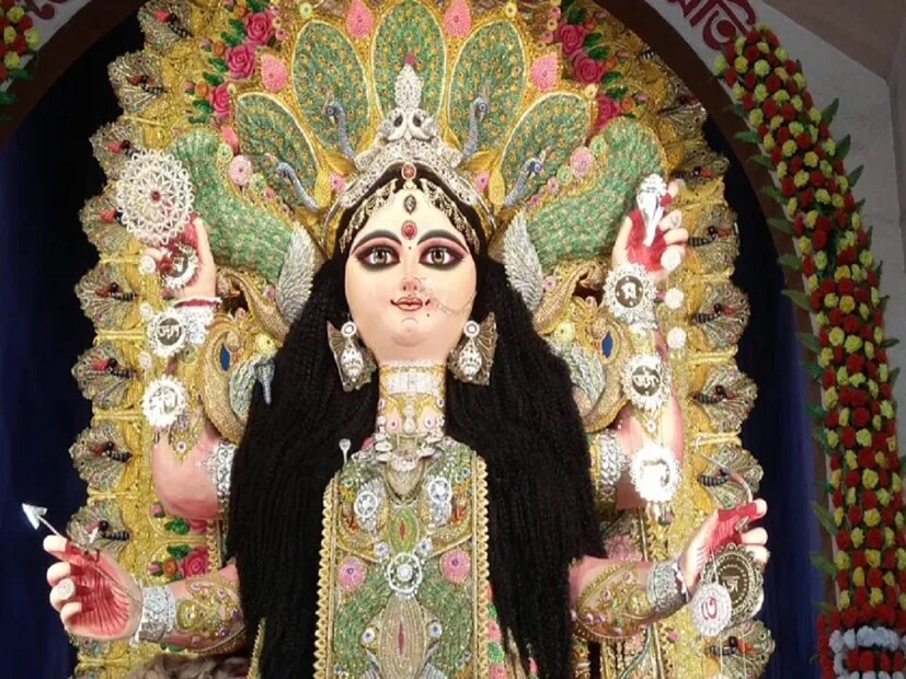 পুজোর সময় বাড়িতে কোনও গরিব-দুঃখী এলে তাঁকে ফিরিয়ে দেবেন না, সাধ্যমতো সাহায্য করুন। 