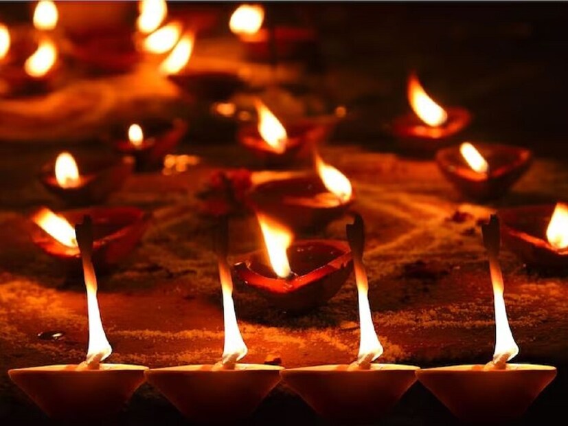 প্রদীপ দান করুন: দেব দীপাবলির দিনে প্রদীপ দান করা বিশেষ তাৎপর্যপূর্ণ বলে মনে করা হয়। এই দিনে প্রদীপ দান করলে ভগবান খুশি হন। এমনটা বিশ্বাস করা হয় যে দেব দীপাবলির দিন নদীর তীরে গিয়ে প্রদীপ দান করা উচিত। এতে করে জীবনের সমস্যা শেষ হয়।