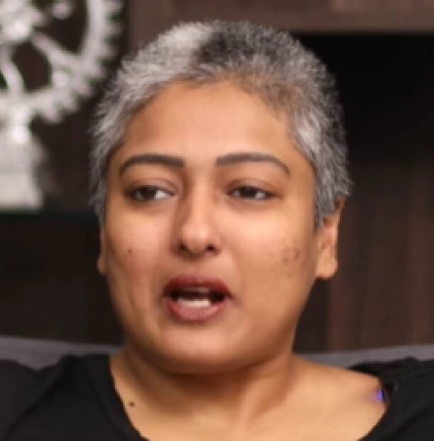 নায়িকারা রুপোলি চুল নিয়ে ঘুরবেন, এমন কথা এখনও ভারতীয় দর্শক ভাবতে পারেন না। নায়িকাদের শরীরে বজায় রাখতে হয় যৌবনের চাকচিক্য। চুলে লাগাতে হয় রঙ, যাতে রুপোলি রেখা না দেখা দেয়। সম্প্রতি এমনই এক ঘটনায় মুখ খুলেছেন দক্ষিণের একদা নায়িকা গায়ত্রী রঘুরাম। তাঁর দাবি, সাদা-কালো চুল নিয়ে প্রশংসা পাচ্ছেন নায়করা। তা সে মলয়ালম ছবিই হোক বা বলিউড। কিন্তু নায়িকারা তাঁদের স্বাভাবিক সৌন্দর্য নিয়ে প্রশংসিত হন না। মলয়ালম তারকা পৃথ্বীরাজের নায়িকা ছিলেন গায়ত্রী। 