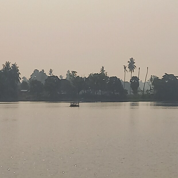 শনিবার রবিবার সামান্য বাড়তে পারে রাতের তাপমাত্রা। কলকাতায় ২১ থেকে ২২ ডিগ্রি সেলসিয়াসের মধ্যে রাতের তাপমাত্রা এবং দিনের তাপমাত্রা ৩১ থেকে ৩২ ডিগ্রি সেলসিয়াসের মধ্যে থাকতে পারে।