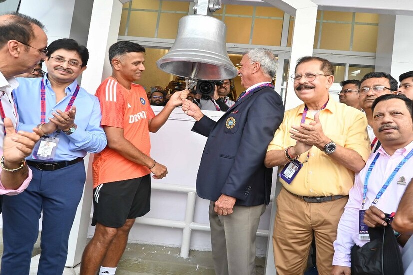 সিএবি অনুমোদিত ক্লাবগুলোকে শেষ বেলায় রীতিমতো ডেকে এনে টিকিট বিলি করা হয়েছে। ব্যাক্তিগত সখ্যতার ভিত্তিতে মূল্যের টিকিট (প্রাইস টিকিট) বিকিয়েছেন সচিব নরেশ ওঝা ও যুগ্মসচিব দেবু দাস।