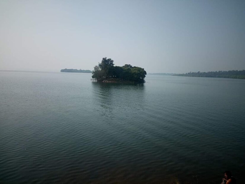ভোর থেকে কুয়াশার চাদরে মুড়ে গেছে কংসাবতী ড্যাম। বেলা বাড়তেই ফুটে উঠছে রোদ্দুর।