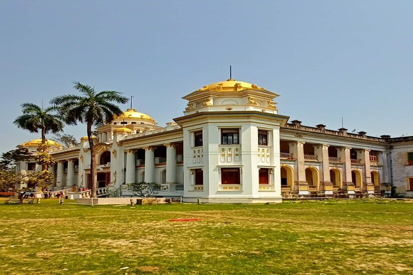 সামনেই শীতের পর্যটন মরশুম। বহু সংখ্যক পর্যটক রাজবাড়িতে আসেন। এবার বেড়ানোর আনন্দের পাশাপাশি রাজকীয় ঘরনায় খাবারদাবার পর্যটকদের বেড়ানোর আনন্দকে দ্বিগুণ করবে এই 'রাজার হালে ক্যাফে'।