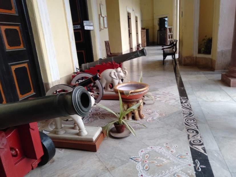 সারাবছর পর্যটকদের আনাগোনা থাকলেও শীতের সময় পর্যটকদের সংখ্যা অনেক বেড়ে যায়। আগত পর্যটকদের কথা ভেবে এবার ক্যাফে কাম ফ্যামিলি রেস্টুরেন্ট পরিষেবা চালু হয়েছে।