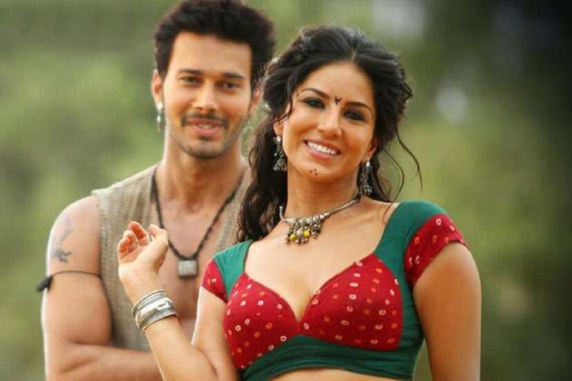 সানি জানান, সেই স্কুলের প্রেমিককে চুমু খেতে ব্যস্ত ছিলেন তিনি। আর ঠিক সে সময় সেই দৃশ্য দেখে ফেলেন তার বাবা। হাতে নাতে ধরা পড়েন সানি লিওন। যদি সে সব এখন অতীত। কিন্তু সেই ছোট বয়সেই ঝড় বয়ে যায় তার জীবনে। কিছুতেই তিনি মনে করতে চান না এই চুমুর কথা। photo source collected 