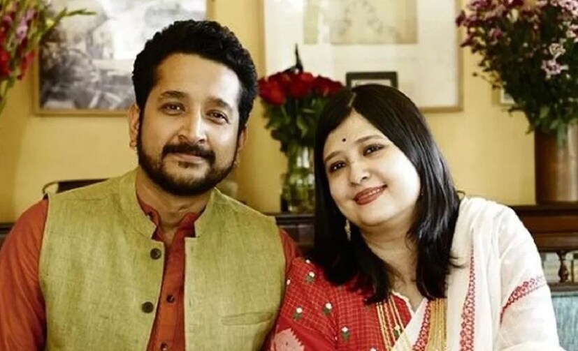 মজার ছলেই রুদ্রনীল জানিয়েছেন, ১০ বছর ধরে বিয়ে করবেন ভেবেও হচ্ছে না! অনেক হয়েছে তাই তিনি এবার ঠিক করেছেন ২০২৪-এই বিয়ে করে নেবেন! আবার সব শেষে তিনি বলেছেন, 'ভদ্রলোকের এককথা'! একেবারে একটা রুদ্রনীল স্টাইল কিন্তু রয়েছে এই কথায়! সত্যি বিয়ে না করলেও মজার ছলেই এই বিয়ের কথা জানিয়েছেন রুদ্র! আপাতত বন্ধু পরমের বিয়ে চর্চায়! photo source collected 