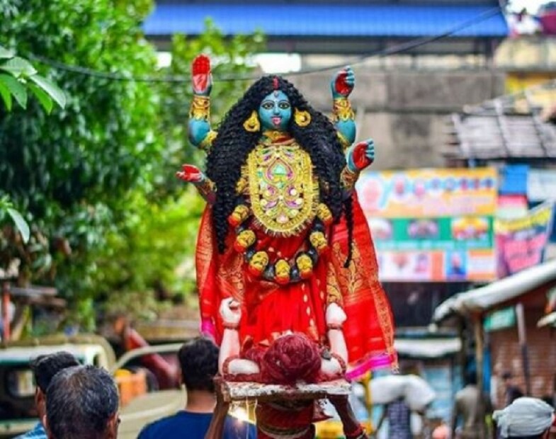 উপোস ভাঙার পর খিদে মরে গেলেও এমন কিছু দিয়ে উপোস ভাঙুন যাতে শর্করার পরিমাণ বেশি থাকে। যেমন খেজুর বা কলা খান। সামান্য কিছু খাবারও খান! photo source collected 