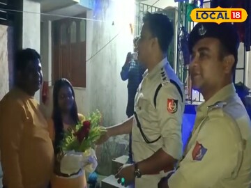 ফুল ও মিষ্টি নিয়ে হাজির পুলিশ 