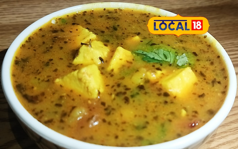 *পনির কষানো হয়ে গেলে সিদ্ধ ডাল ঢেলে দিন। ভাল করে নেড়েচেড়ে কিছুক্ষণ রান্না করুণ। এরপর ধনেপাতা এবং বাটার দিয়ে নামিয়ে নিন। গরম গরম পরিবেশন করুন বাড়িতে তৈরি হোটেলের মত সুস্বাদু ডাল পনি।