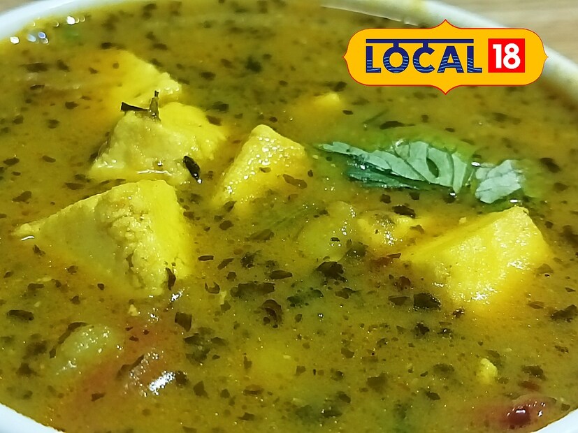 *প্রথমে জিরে, ধনে, হলুদ, লঙ্কা গুঁড়ো এবং কসুরি মেথি ও সরষের তেল দিয়ে পনির ম্যারিনেট করে রাখুন।