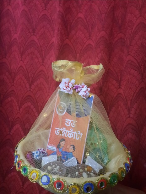 চাহিদা মত বানিয়ে দিচ্ছেন এই চকোলেট। দাম রয়েছে ১০০ টাকা থেকে শুরু,সর্বোচ্চ ৫০০ এর মধ্যে।