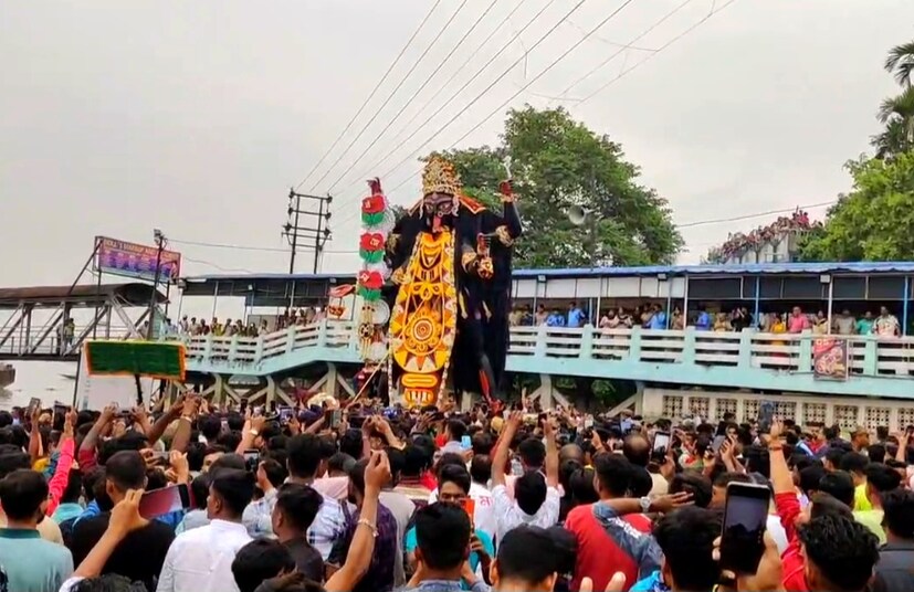 *কড়া নিরাপত্তার মধ্যে দিয়ে নৈহাটির অরবিন্দ রোডের গঙ্গার ঘাটে মা কালীকে বিশেষ উপায়ে টেনে নিয়ে যাওয়া হয় নিরঞ্জনের জন্য।