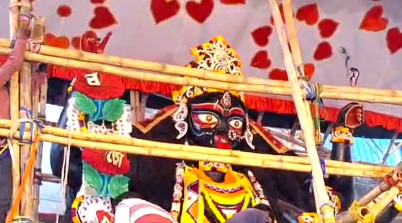 *জাগ্রত বড় মা কালীর গায়ে পরানো ১০০ কেজিরও বেশি স্বর্ণালংকার খুলে ফুলের অলংকারে সাজিয়ে দেওয়া হয়।