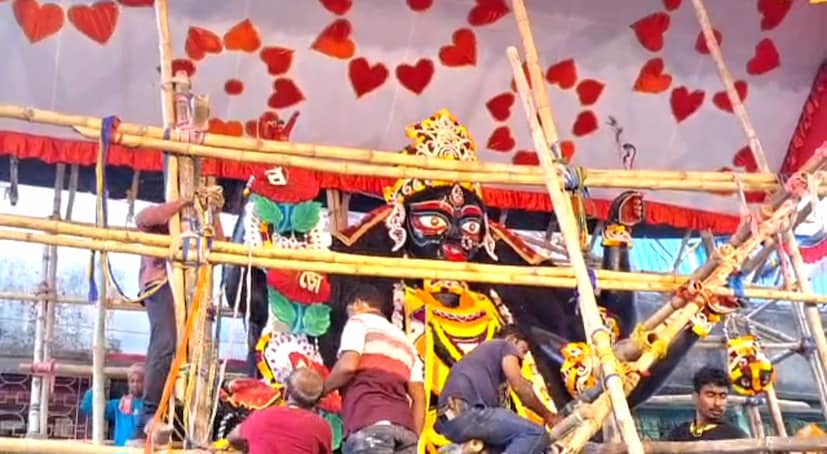 *বড়মার নিরঞ্জন দেখতে এ দিন সকাল থেকে হাজার হাজার ভক্ত ভিড় জমিয়েছিলেন নৈহাটির অরবিন্দ রোডে।