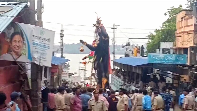 *চাকা লাগানো ট্রলি করে বড়মা-কে নিয়ে যাওয়া হয় বিসর্জন ঘাটে। সেখানে অগণিত ভক্তদের উপস্থিতিতে এ বছরের মত বিসর্জন দেওয়া হয় বড়মাকে।