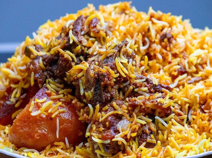 ইতিহাস বা ঐতিহ্যের ব্যাখ্যা যাই হোক না কেন, লাল কাপড়ে বিরিয়ানির পাত্র মোড়া দেখলেই চোখ টানে এই বিষয়ে কোনও দ্বিমত নেই। তবে বিরিয়ানি বিক্রেতারা এর সঠিক কোনও কারণ ব্যাখ্যা করতে পারেন না।