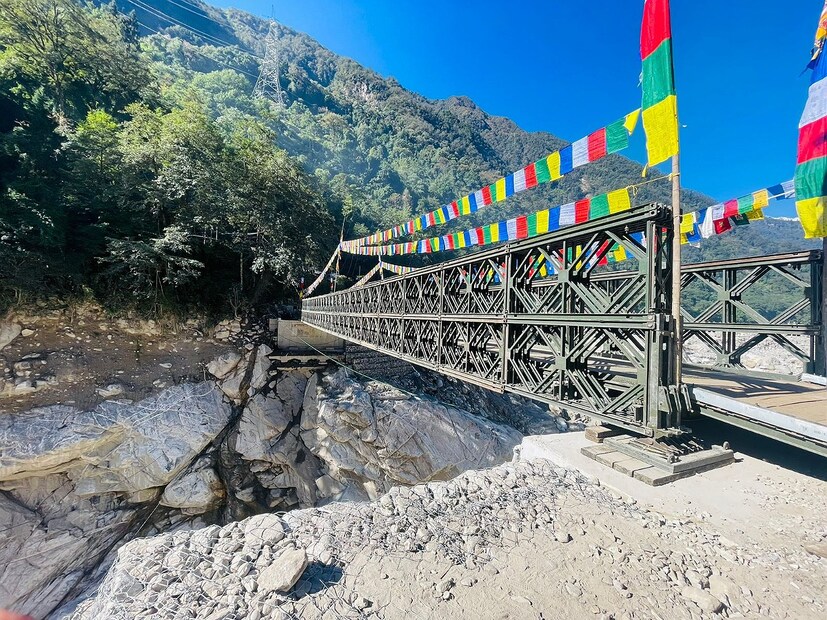 চুংথাংয়ের তৃতীয় বেইলি ব্রিজটি সিঙ্গল স্প্যানের সব থেকে লম্বা বেইলি ব্রিজ। ২০০ ফুটের ওই বেইলি ব্রিজটি তৈরি হওয়ার ফলে একদিকে যেমন স্বস্তি ফিরেছে প্রশাসনিক মহলে, অন্যদিকে খুশি সেখানকার বাসিন্দারাও। (ছবি ও তথ্য: অনির্বাণ রায়)