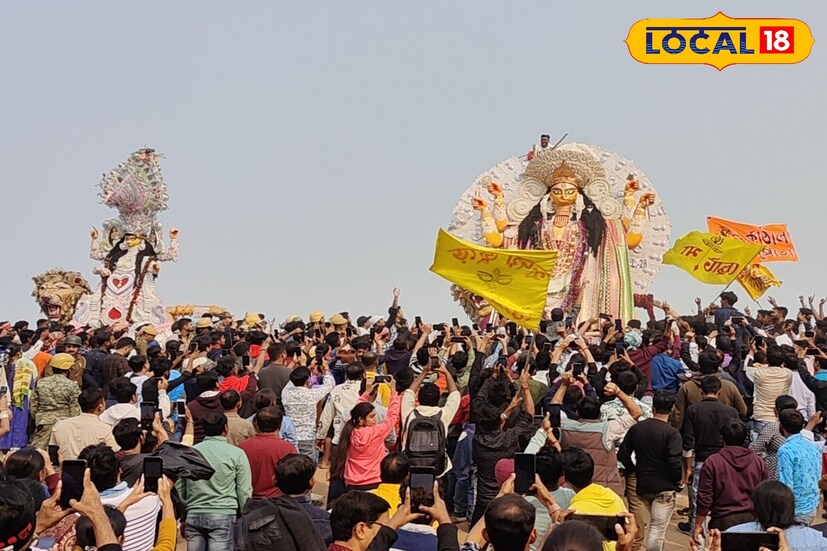 একের পর এক প্রতিমা কৃষ্ণনগরের রাজপথ প্রদক্ষিণ করে নিয়ে আসা হয়েছে বিসর্জনের জন্য কৃষ্ণনগর কদমতলা ঘাটে। ছবি ও তথ্য: মৈনাক দেবনাথ