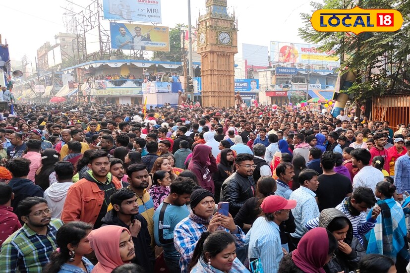 কৃষ্ণনগর কদমতলা ঘাটে বিসর্জনের আগে খুলে নেওয়া হচ্ছে প্রতিমার থেকে সমস্ত অলংকার। ছবি ও তথ্য: মৈনাক দেবনাথ 