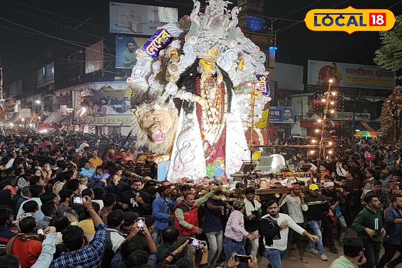আর এই দৃশ্যই দেখতে দূরদূরান্ত থেকে হাজার হাজার মানুষ ভিড় করে দাঁড়িয়ে রয়েছেন কৃষ্ণনগরের পথে। ছবি ও তথ্য: মৈনাক দেবনাথ