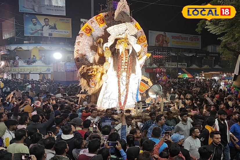 অবশেষে দীর্ঘ প্রতীক্ষার পরে বেহারাদের কাঁধে করে আগমন ঘটল চাষাপাড়া বারোয়ারির বুড়িমায়ের। ছবি ও তথ্য: মৈনাক দেবনাথ
