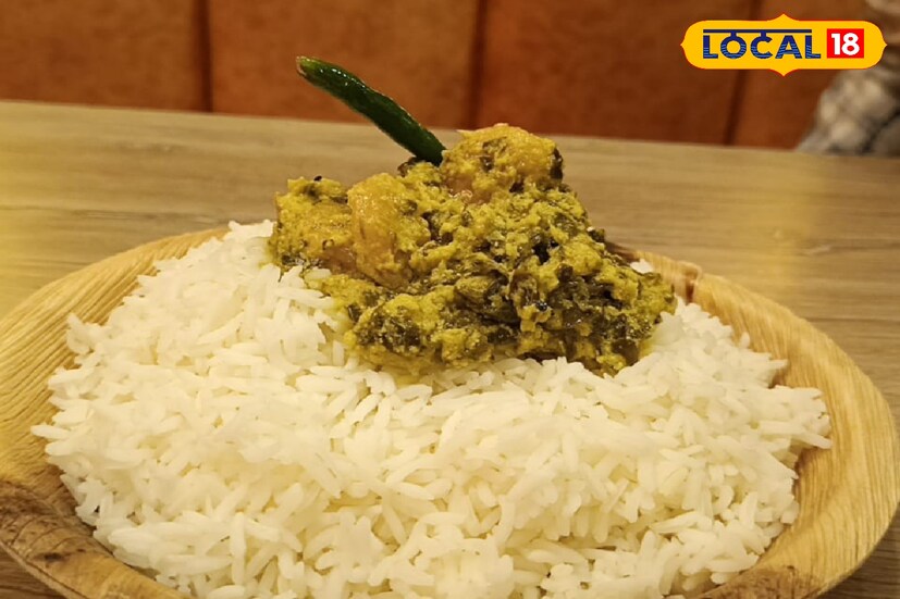 এই মেনু তৈরির প্রধান দুই উপাদান কচু পাতা ও চিংড়ি। কচু পাতা ও চিংড়ি ভাপিয়ে একটা সুস্বাদু গ্রেভি তৈরি করে নিতে হবে। তারপর সেটিকে হালকা ভেজে নিলে তৈরি হবে এই খাবারের পদ