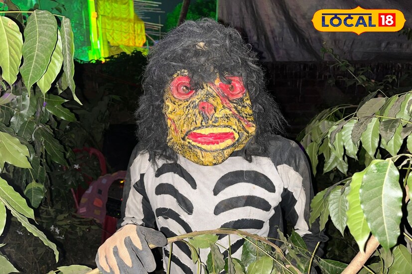 কেউ মুখে রং মেখে সেজেছেন ভূত, আবার কেউ মুখোশ পরে সেজেছেন ব্রহ্মদৈত্য