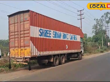 কর্মজীবনের সঙ্গী সেই ট্রাক। কর্মজীবনের সঙ্গী সেই ট্রাক।