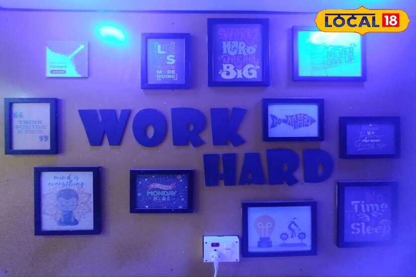 পুরানো দোকানের চেহারা পাল্টে গেছে। মোটিভেশনাল কথা দিয়ে সাজানো নতুন দোকান।