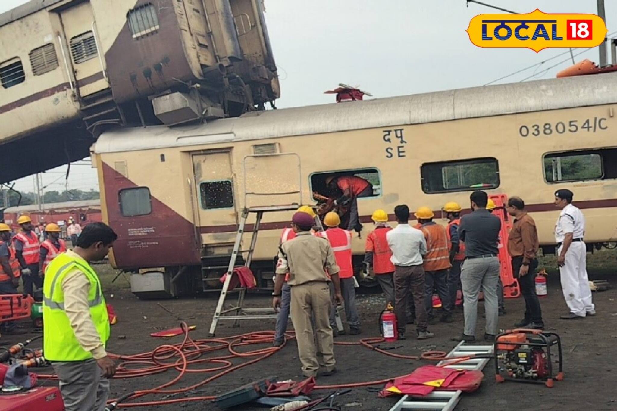 খড়গপুরে ট্রেন দুর্ঘটনা! হুটার বাজিয়ে ছুটছে উদ্ধারকারীরা, কী হল সারাদিন দেখুন
